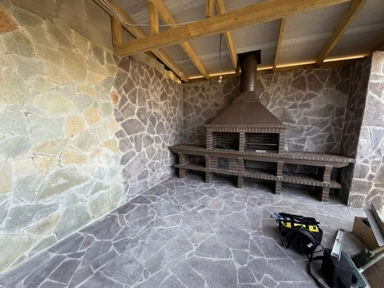 Вариант 1: кирпичный барбекю-комплекс с мангалом и рабочими зонами в углу беседки
